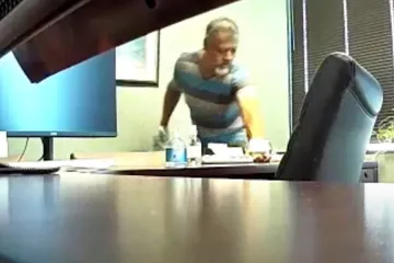 Domar prao penis u bočici s vodom zaposlenice, sirota je pokupila neizlječivu spolnu bolest