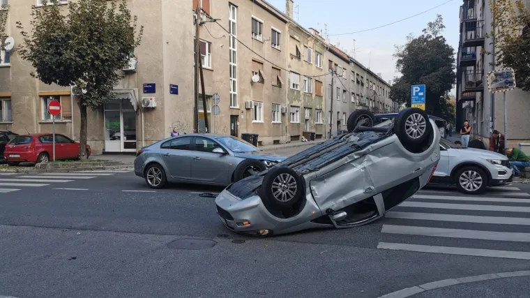 Automobil završio na krovu: Ozlijeđenoj vozačici pomoć su pružali građani do dolaska Hitne