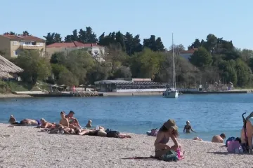 Više od 20 stupnjeva u moru na zadarske Kolovare usred jeseni vratilo ljeto i kupače! Samo su hrabri ili?