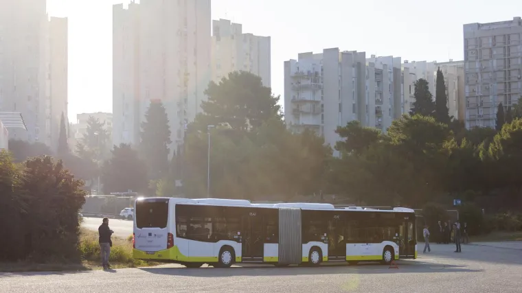 Dvojica penzionera potukla se u splitskom javnom prijevozu. Vozač morao zaustaviti bus, intervenirala policija
