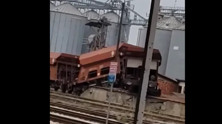 Vlak skliznuo s tračnica na željezničkom kolodvoru, vagoni se nasukali na betonsku platformu