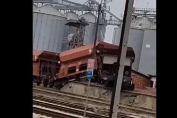 Vlak skliznuo s tračnica na željezničkom kolodvoru, vagoni se nasukali na betonsku platformu