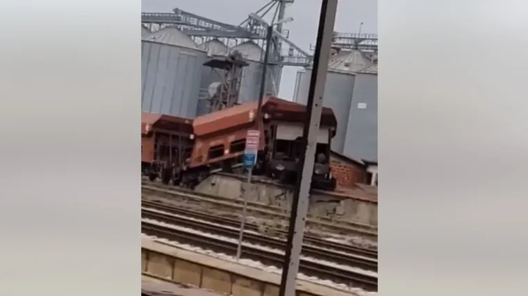 VIDEO Vlak skliznuo s tračnica, vagoni se nasukali na betonsku platformu