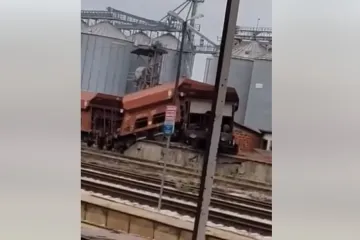 VIDEO Vlak skliznuo s tračnica, vagoni se nasukali na betonsku platformu