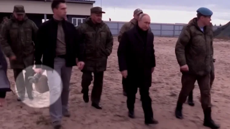 Tko je mu&scaron;karac s koferom u ruci koji se pojavio s Putinom? Riječ je o Čegetu, jednoj od tri nuklearne lopte