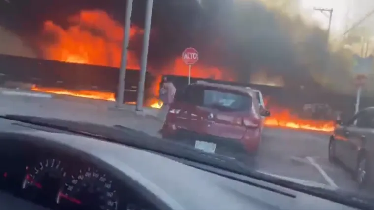VIDEO Panika na ulicama, vatra gutala željeznicu. U nesreći sudjelovao kamion pun goriva: Plamen zahvatio kuće