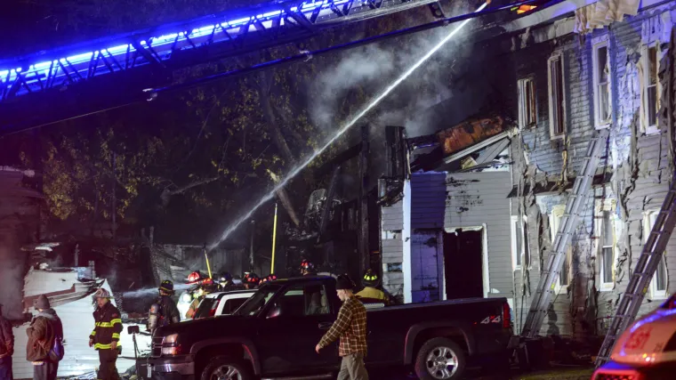 VIDEO Manji avion se zabio u zgradu, svi koji su bili u njemu poginuli. Istražuju se okolnosti