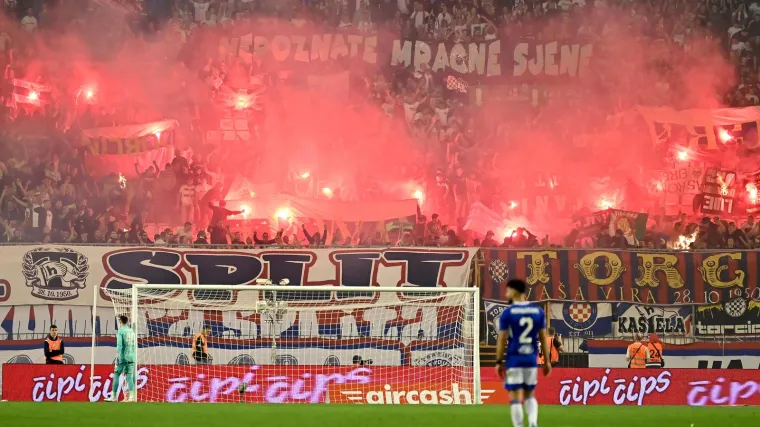 Promaknulo mnogima: Torcida palila navijačke 'trofeje', srpski mediji zgroženi zbog jednog detalja