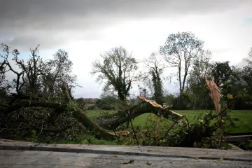 Tornado čupao krovove i nosio sve pred sobom: Tisuće kućanstava ostalo bez struje