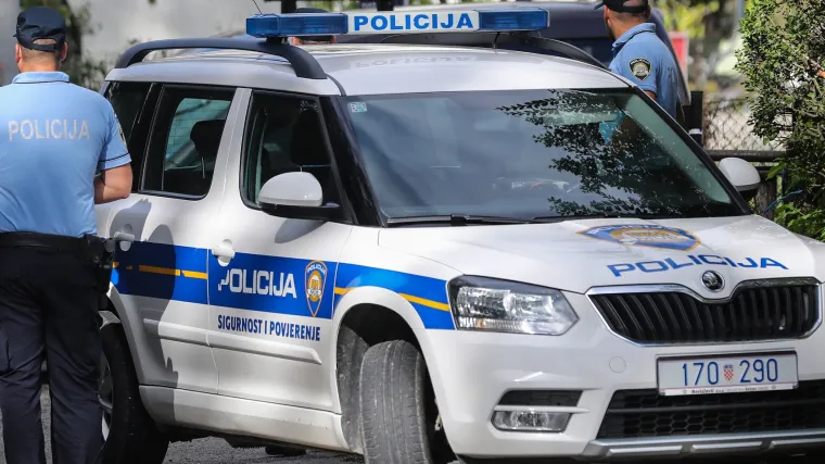 Pijani muškarac vatrenim oružjem prijetio djetetu. Policija mu pronašla još oružja