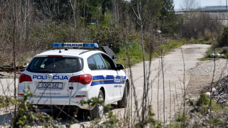 Mu&scaron;karac iz Sinja iživljavao se na biv&scaron;oj djevojci: Stavio joj konop oko vrata i gurnuo je iz vozila u pokretu