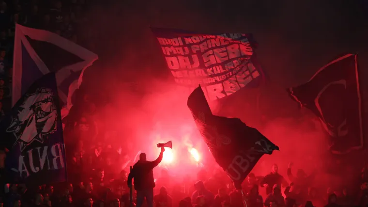 500 navijača Milana napravilo &scaron;tetu na odmori&scaron;tu Trst. Krali robu iz trgovine