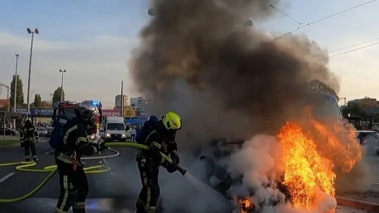 Prilikom vožnje planuo automobil. Vatra ga progutala, vatrogasci objavili fotografiju