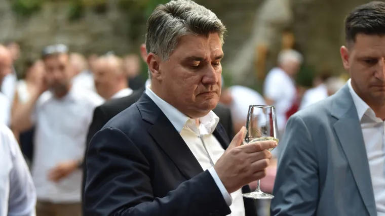 Penziju, premijera na ručku, sklekove... Predsjedniku je rođendan, a ovo va&scaron;e želje