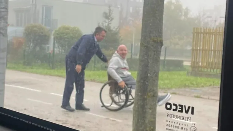 ZET-ovac zaustavio bus, iza&scaron;ao i pomogao osobi s invaliditetom: 'Divni ste'