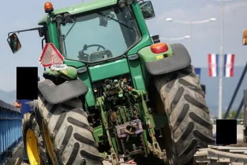 Muškarac poginuo u prevrtanju traktora: Vozio ga u voćnjaku pa izgubio kontrolu...
