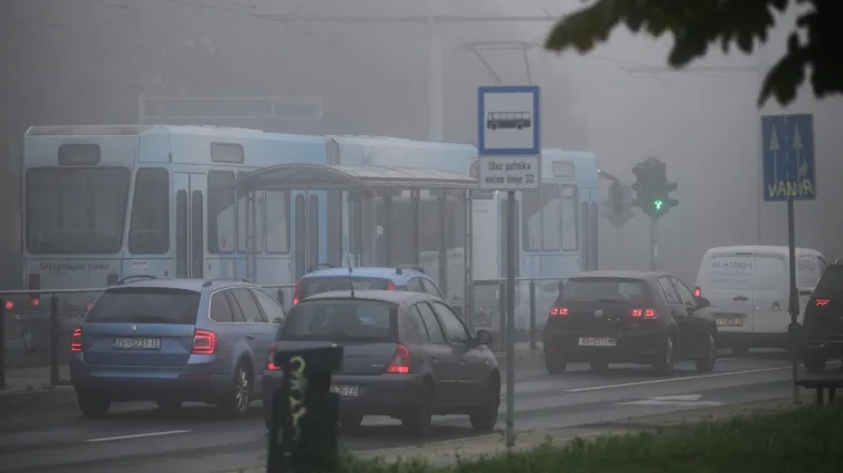 Od sutra obavezno kori&scaron;tenje svjetala i danju na vozilima: Evo kolike su kazne ako to ne napravite