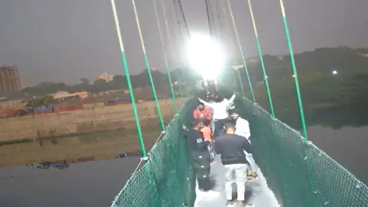 UZNEMIRUJUĆE Trenutak uru&scaron;avanja mosta na kojem su bile stotine ljudi