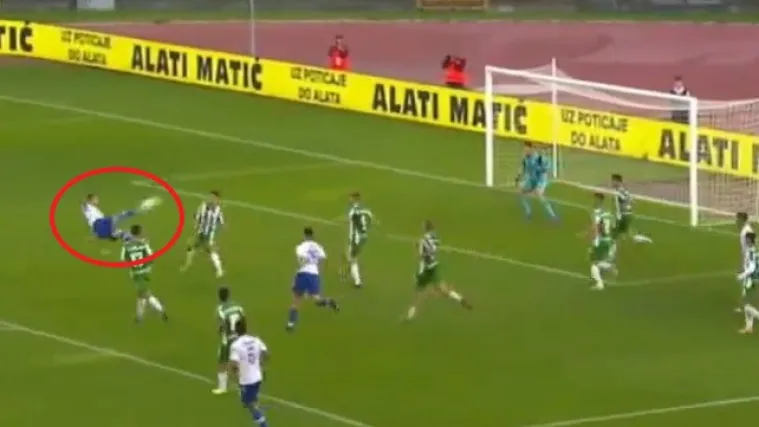 Gledamo i divimo se. Ovom aktobatskom golčinom je mladi napadač Hajduka slomio Albance na Poljudu