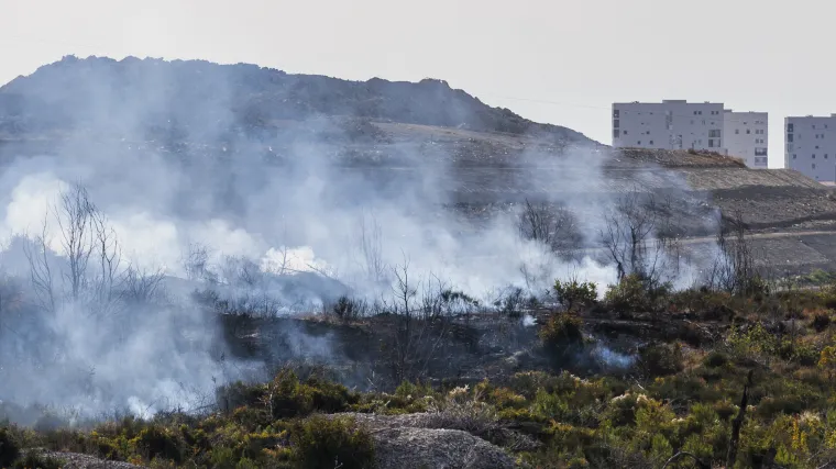 Požar iznad Karepovca, u pomoć stigao i helikopter s opremom za ga&scaron;enje požara