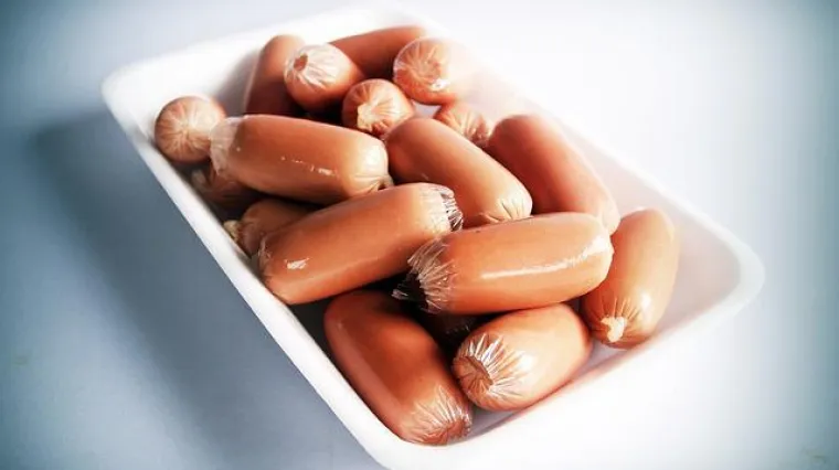 Kako pripremiti i poslužiti hrenovke u tijestu sa jogurtom?