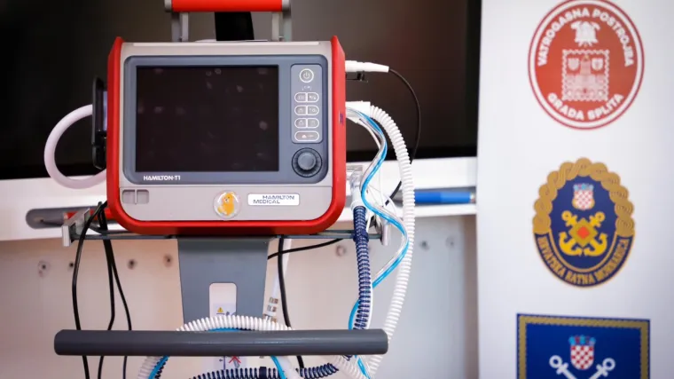 'Srcem za male heroje': Splitski vatrogasci bolnici darovali mobilni respirator za djecu