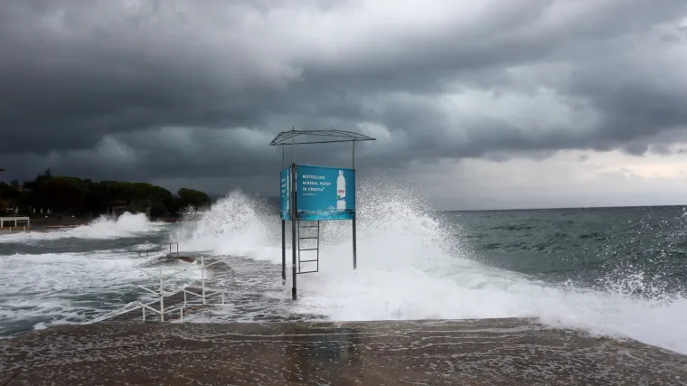 Pred nama su vrlo vjetrovite prilike, a vraćaju se i jutarnja magla i niski oblaci