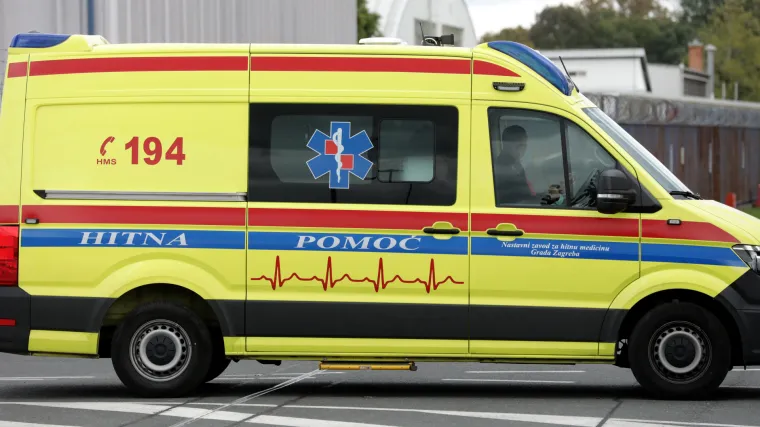 Zaboravio povući ručnu na autu pa ga pokušao zaustaviti tijelom. Teško se ozlijedio