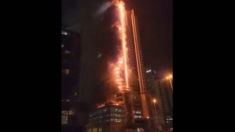 Jezive snimke iz Dubaija: Gorio neboder od 35 katova, a pored njega se nalazi  Burj Khalifa, najvi&scaron;a zgrada na svijetu