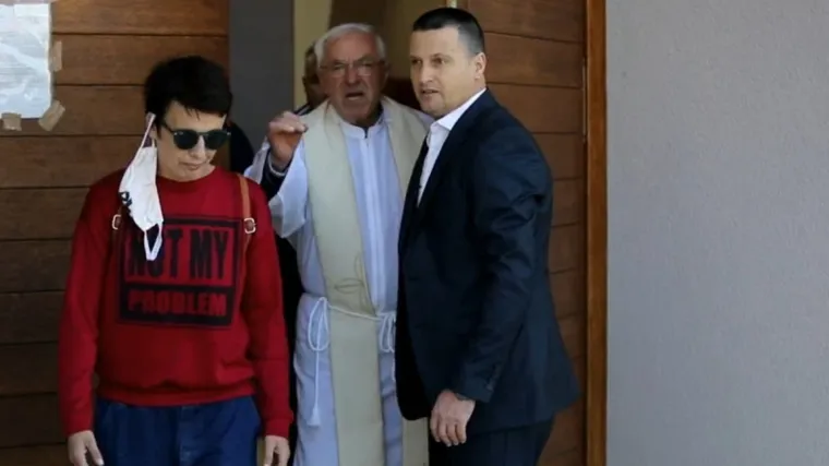 Afera 'đava vas odnija' pred crkvom u Splitu: Osuđeni za napad na novinarku u doba korone