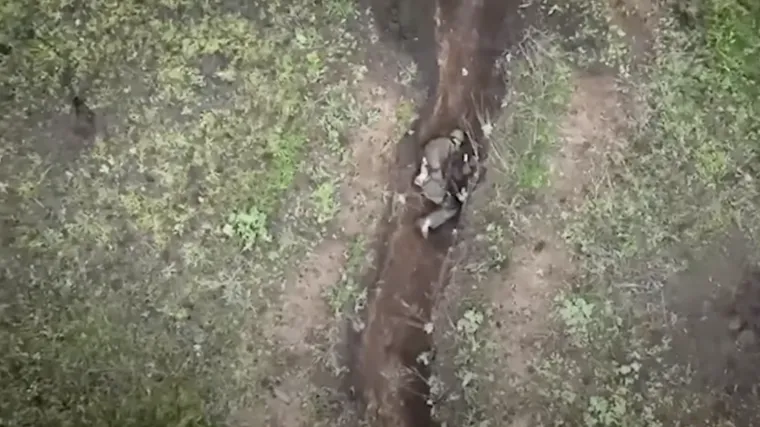 Rusi objavili dramatični video iz rova: Pogledajte kako ruski vojnik reagira kada ga Ukrajinci zaspu s granatama