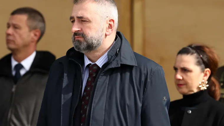 Srbi svadbenoj koloni oteli hrvatsku zastavu, udarili mu&scaron;karca. Veleposlanik se pobunio