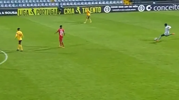 Golman sa svoje polovice ispucao loptu: Pala je golčina kakva se rijetko viđa