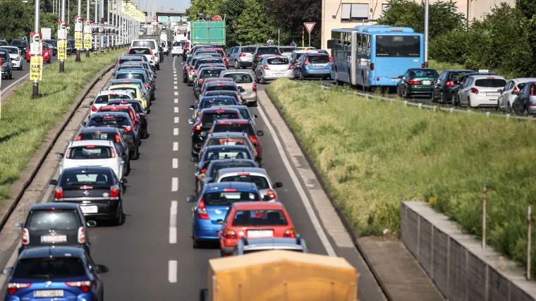 Dvoje ozlijeđenih u prometnoj na Slavonskoj aveniji, velike gužve u Zagrebu