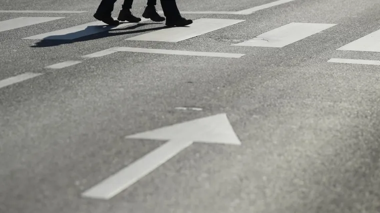 Auto na pje&scaron;ačkom naletio na majku i dijete u kolicima: Herojskim činom uspjela je spasiti bebu