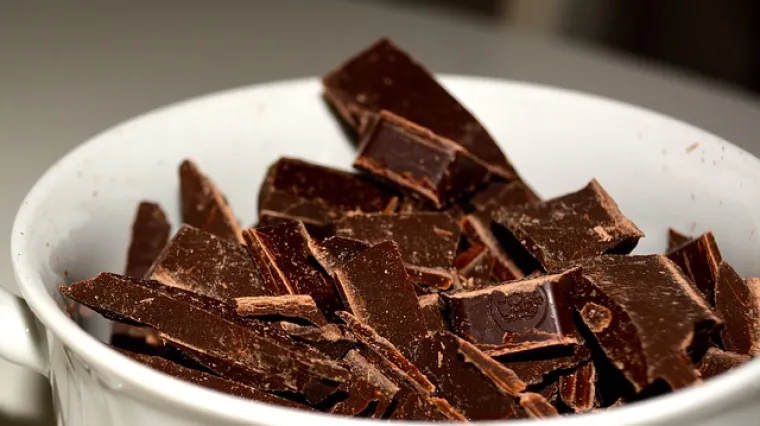 Čokoladni kolač s lješnjacima odličan čokoladni desert