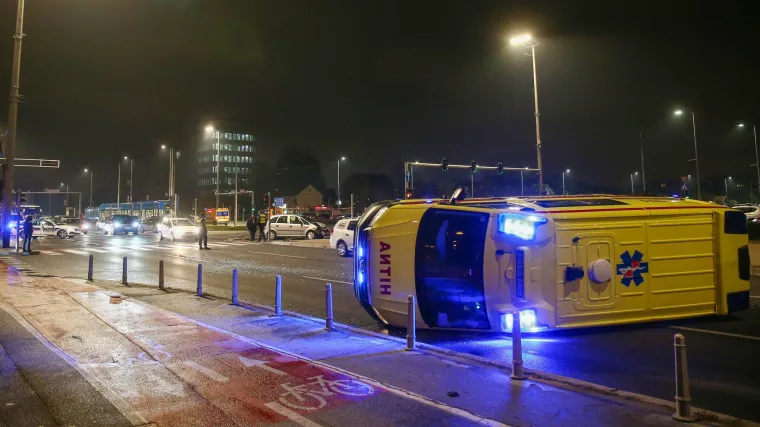 Dramatične scene u centru Zagreba: Hitna jurila s rotirkama, sudarila se i izvrnula na bok
