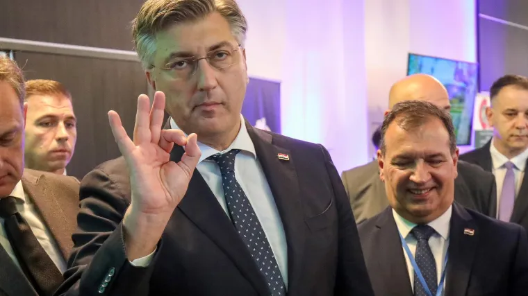 Plenkovićeve 'zelene bajke' postale hit, ljudi se abnormalno sprdaju: 'Imam takav u podrumu, već 40 godina…. kad su djeca bila mala'