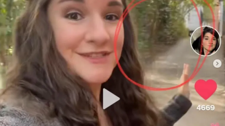 Baš si je, kaže, kliknula s duhom prostitutke iz 19. stoljeća i jedva se odupire njenom seksualnom zovu dok cijela ulica spava