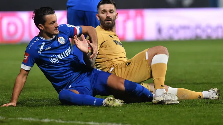 Hajduk i Slaven remizirali u kaotičnoj utakmici u Koprivnici: Susret prekinut zbog navijača