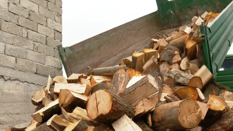 Krenuo val dobrote! Stižu drva za 70 obitelji na Banovini: 'Neka političari malo dođu u selo...'