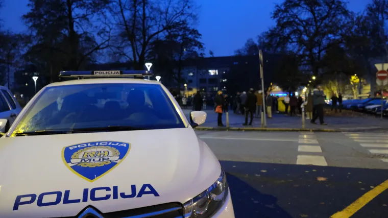 Kombi sru&scaron;io pje&scaron;aka, Hitna ga odvezla u bolnicu. Policija moli za pomoć