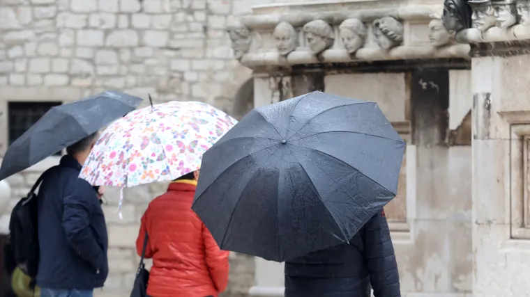 Danas kratkotrajno smirivanje uz sunčana razdoblja. Idućih dana obilne ki&scaron;e i pad temperature