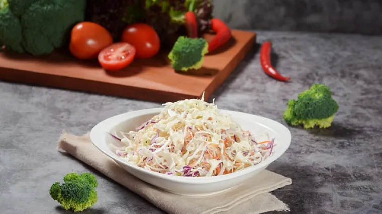 Kako se radi ukusna i osvježavajuća salata od zelja i mrkve?