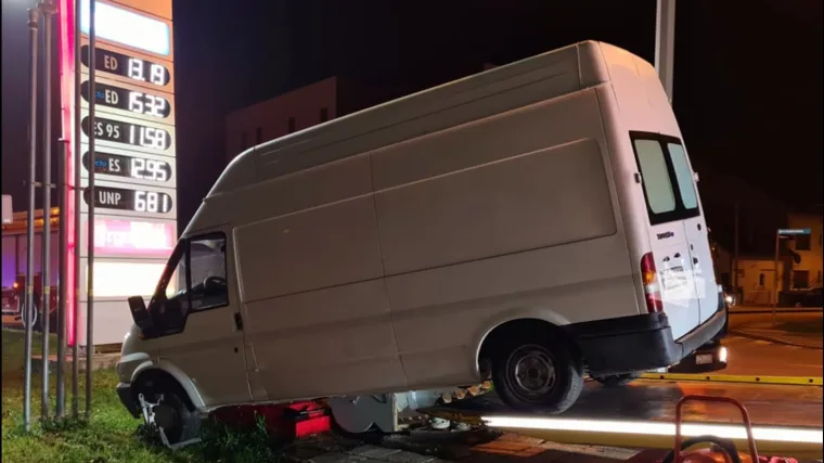 Prometna nesreća u zagrebačkoj Dubravi: Kombi naletio na benzinsku pumpu