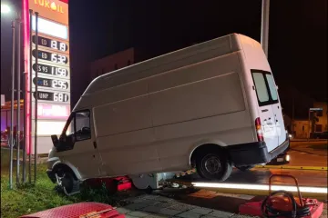 Prometna nesreća u zagrebačkoj Dubravi: Kombi naletio na benzinsku pumpu