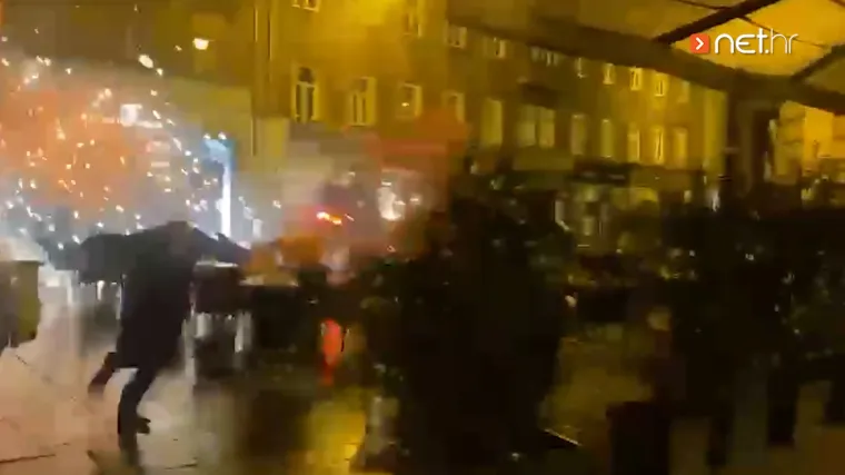 Pogledajte kako se automobil zabija u tramvaj i leti u zrak, a konobar spašava živu glavu: Doznajemo o čemu je riječ