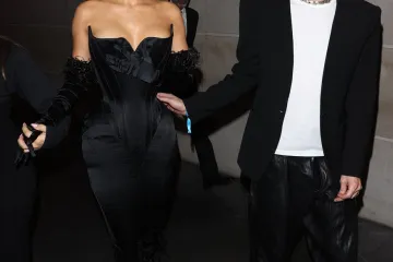 Kylie Jenner jedva strpala obline u haljinu brenda koji voli i Karleuša, asistenti je pridržavali i pomogli joj hodati