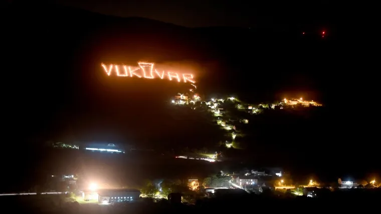 Pogledajte dirljive prizore iz cijele Hrvatske: S vi&scaron;e od 600 vatrenih kugli ispisali Vukovar