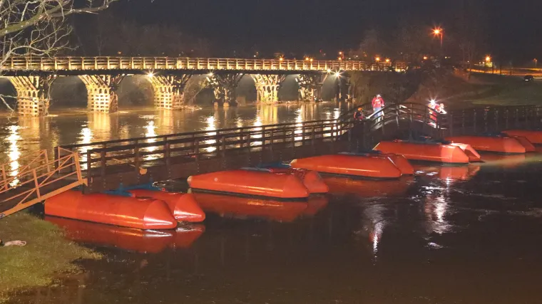 U Karlovcu se odspojio pontonski most: 'Ode nam most, vidi kako se otkačio'
